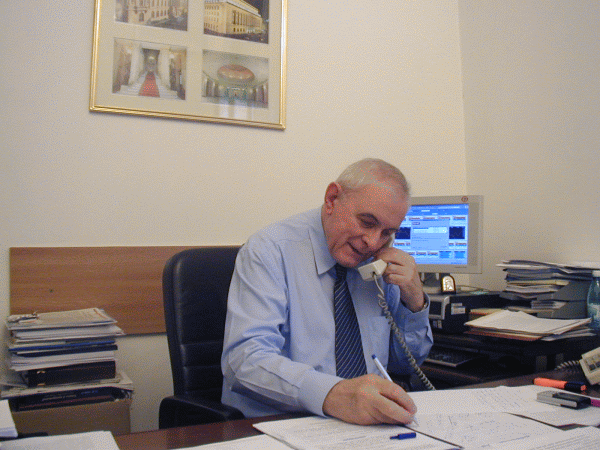 "România trebuie să majoreze salariile, dar există riscul ca guvernul să dea cu o mână şi să ia cu două"